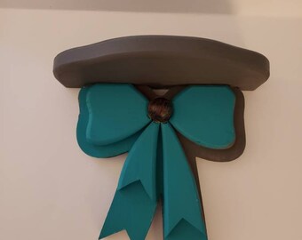 Shelf with bow