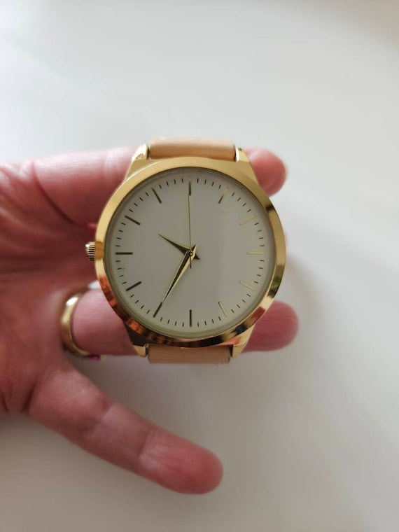 Simple large face easy to read woman's watch - image 7