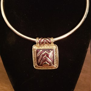 Bib necklace with stone