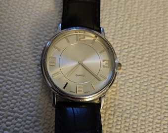 Simple unisex quartz watch