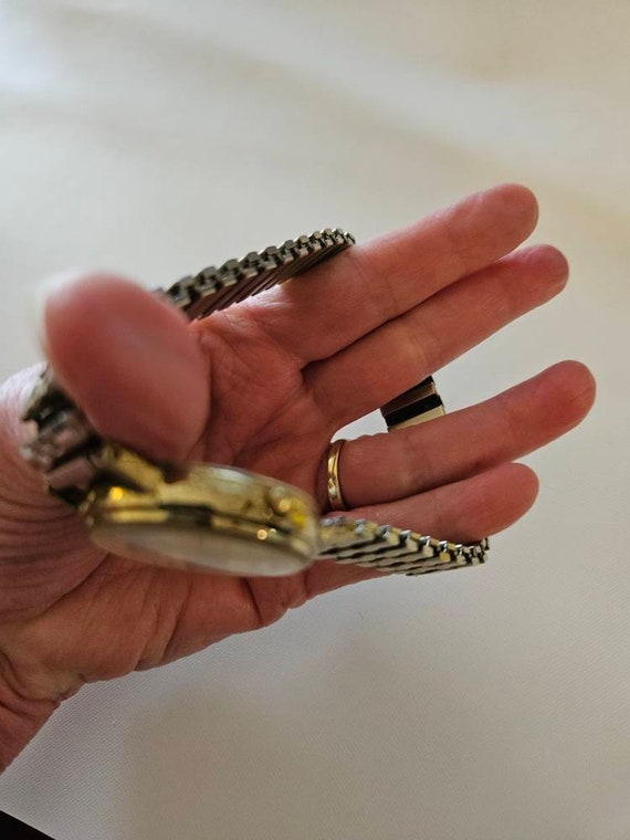 Timex quartz watch with date - image 6