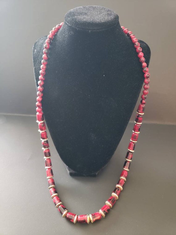 Long red and black necklace