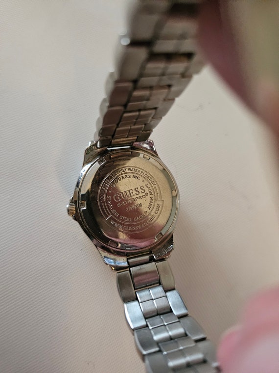 Ladies Guess watch with date - image 4