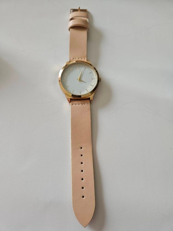 Simple large face easy to read woman's watch - image 2