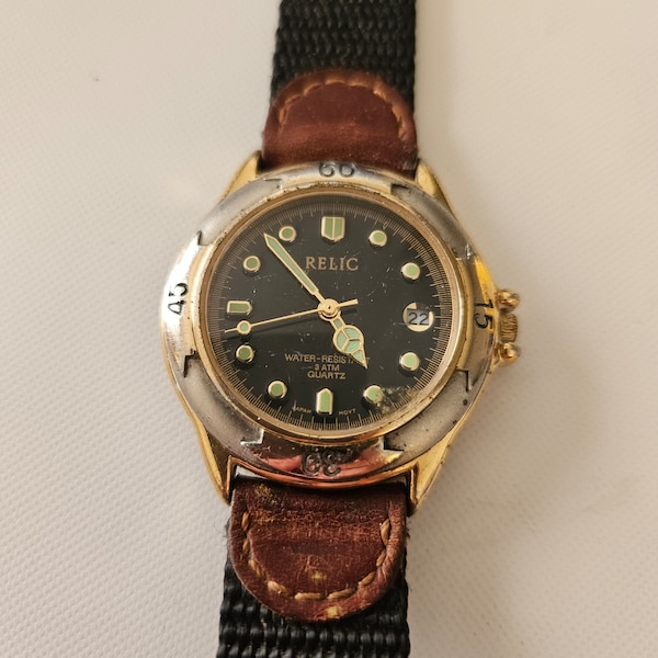 Relic quartz wristwatch with date