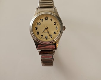 Ladies quartz watch expandable band