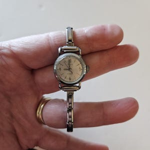 Vtg Women Timex 17 Jewels  Hand Wind Analog 19mm Round Watch (H990) Vtg Women Timex 17 Jewels Hand Wind Analog 19mm Round Watch  main image 2
