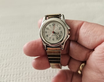 Ladies quartz watch expandable band