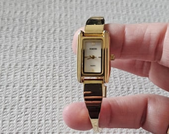Pair Of‎ Rumours Womans Round Silver Tone Case Bracelet Band Watch 6 Inch Rumours White Dial Round Silver Tone Case Bracelet Band  main image 4