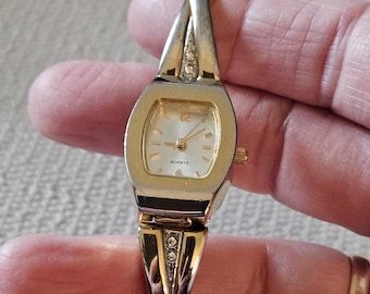 Ladies quartz watch expandable band