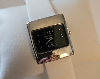 White Black house quartz watch