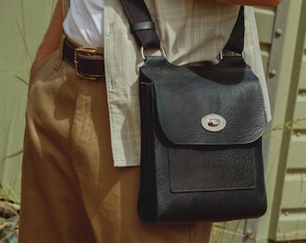 Handgemaakte marineblauwe leren crossbodytas, Italiaanse plantaardig gelooide messenger