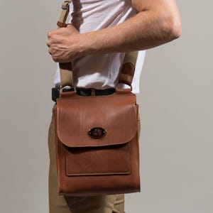 Bolso bandolera de piel curtida vegetal italiana de grano completo, hecho a mano, con cierre de giro