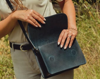 Handgemaakte marineblauwe leren crossbodytas, volnerf plantaardig gelooide schoudertas