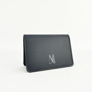 Handgefertigtes marineblaues Leder-Etui // Personalisiertes Portemonnaie // schmale Geldbörse für Kreditkarten // Chroma