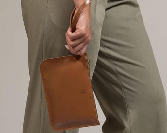 Bolso de mano de piel suave color canela hecho a mano, con detalle dorado y correa.