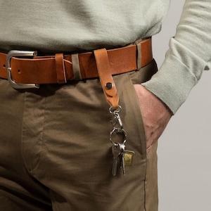 Llavero de cuero marrón hecho a mano con trabilla para cinturón, cierre a presión de liberación rápida, piel de plena flor