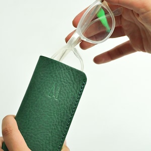 Etui à lunettes en cuir vert | Étui à lunettes en cuir marron clair | Etui pour lunettes de soleil en cuir | Collection Missouri