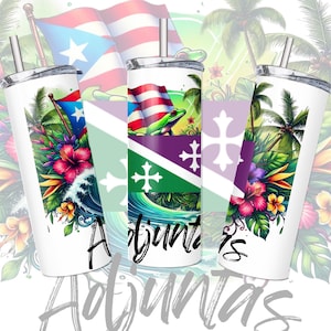 Può includere: Tre bicchieri bianchi con disegni diversi. Il primo bicchiere presenta una scena tropicale con una rana verde, una croce viola e una bandiera verde e bianca. Il secondo bicchiere presenta una scena tropicale con un fiore di ibisco rosso, foglie verdi e un'onda blu. Il terzo bicchiere presenta una scena tropicale con una palma, foglie verdi e un fiore di ibisco rosso.
