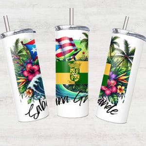 Puede incluir: Tres vasos de acero inoxidable blanco con diseños verdes, amarillos y rojos. Los vasos presentan un tema tropical con palmeras, flores y una rana. El texto "La Gran Ave" es visible en uno de los vasos.
