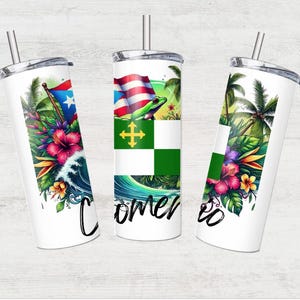 Puede incluir: Tres vasos de acero inoxidable blanco con tapas y pajitas. Cada vaso presenta un diseño diferente. Uno tiene una bandera verde, blanca y dorada con una rana en la parte superior. Otro tiene una escena tropical con palmeras y flores. El tercero tiene una bandera puertorriqueña con una escena tropical.