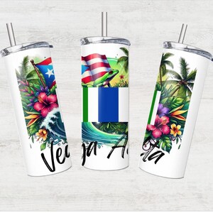Könnte beinhalten: Drei weiße Becher mit bunten Designs. Der Becher links hat ein tropisches Blumenmuster mit einer puerto-ricanischen Flagge. Der Becher in der Mitte hat eine grün-weiß-blaue Flagge mit einem Frosch. Der Becher rechts hat ein tropisches Blumenmuster mit einer grün-weiß-blauen Flagge.
