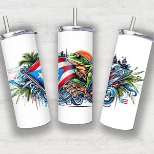 Puede incluir: Tres vasos de acero inoxidable con tapas y pajitas. Los vasos presentan diferentes diseños con temática puertorriqueña. Un vaso tiene una rana verde, otro tiene una bandera puertorriqueña y el tercero tiene una vista de la ciudad.
