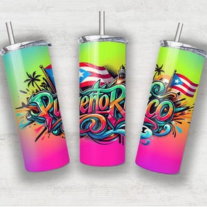 Puede incluir: Tres vasos de acero inoxidable con tapas y pajitas. Cada vaso presenta un diseño gráfico colorido con las palabras "Puerto Rico" y una bandera puertorriqueña.