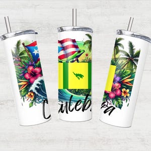 Könnte beinhalten: Drei Edelstahlbecher mit Deckel und Strohhalmen. Jeder Becher zeigt ein anderes Design mit tropischen Pflanzen, einem grünen Frosch und einer Flagge mit dem Schriftzug "Culebra".