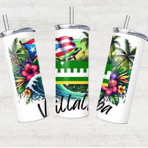 Puede incluir: Tres vasos de acero inoxidable blanco con tapas y pajitas. Los vasos presentan diseños diferentes. Uno tiene una rana verde y una bandera puertorriqueña, otro tiene una escena tropical con palmeras y flores, y el tercero tiene una escena tropical con una rana verde y una bandera puertorriqueña.