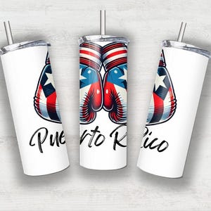 Könnte beinhalten: Drei weiße Edelstahlbecher mit einem roten, weißen und blauen Boxhandschuh-Design und dem Text "Puerto Rico".