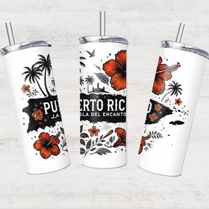 Może przedstawiać: Trzy białe kubki ze stali nierdzewnej z czarnymi i pomarańczowymi wzorami. Kubki przedstawiają tropikalną scenę wyspy z palmami, kwiatami hibiskusa i tekstem "Puerto Rico Isla del Encanto".