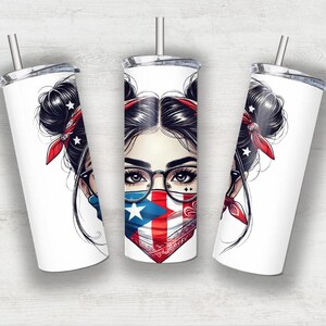 Könnte beinhalten: Drei weiße Edelstahlbecher mit einem rot-weiß-blauen Design. Jeder Becher zeigt eine Frau mit einem Bandana über dem Gesicht und einem Design mit der Flagge von Puerto Rico. Die Frau hat schwarzes Haar in zwei Dutt.