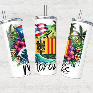 Puede incluir: Tres vasos de acero inoxidable con tapas y pajitas. Cada vaso presenta un diseño diferente con plantas tropicales, una rana verde y una ola. Los vasos tienen las palabras "No worries" impresas.