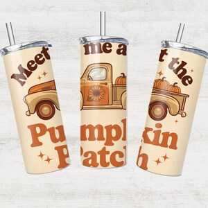 以下が含まれることがあります： 秋のテーマのステンレス製のタンブラーが3つ。タンブラーには、カボチャを積んだビンテージトラックと「Meet me at the Pumpkin Patch」という文字が描かれています。