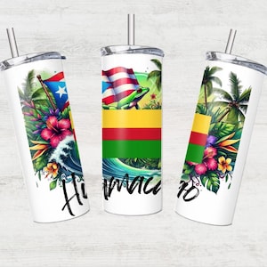 Puede incluir: Vaso aislado blanco con un diseño tropical con banderas, flores y palmeras. El diseño incluye las banderas de Puerto Rico y una bandera con rayas rojas, amarillas y verdes. La palabra "Himacaro" está escrita en una fuente de script.