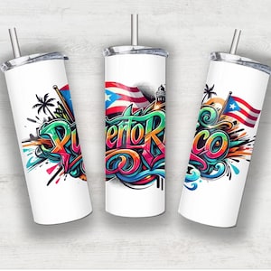 Könnte beinhalten: Drei weiße Edelstahlbecher mit Deckel und Strohhalmen. Jeder Becher zeigt ein farbenfrohes Grafikdesign mit den Worten "Puerto Rico" und einer puerto-ricanischen Flagge.