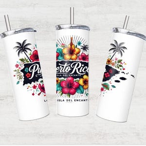 Könnte beinhalten: Drei weiße Edelstahlbecher mit Deckel und Strohhalmen. Jeder Becher zeigt ein farbenfrohes Blumenmuster mit dem Text "Puerto Rico Isla del Encanto".