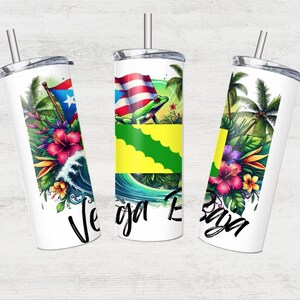 Puede incluir: Tres vasos de acero inoxidable con fondo blanco y diseños coloridos. Los diseños presentan una rana verde, plantas tropicales y una bandera puertorriqueña. Los vasos están etiquetados con "Vega Baja" y "Vega Baja".