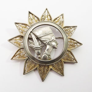 Grande spilla in argento in stile rinascimentale egizio, Nefertiti con loto e petali di fiori dorati