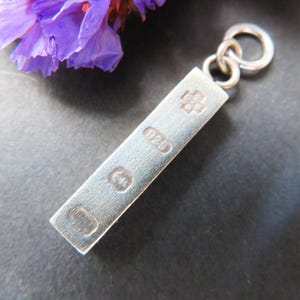 Elegante zilveren hanger in de vorm van een baar, voor aan een ketting, uit het jaar 2000 met Millennium Hallmark-keurmerk.