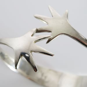 Bracelet jonc inhabituel en argent, mains serrées, bracelet réglable, poinçonné 1977