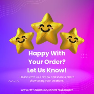 Peut inclure: Trois emojis jaunes en forme d'&eacute;toile avec des visages souriants sur un fond violet avec des lignes ondul&eacute;es. Le texte "Happy With Your Order? Let Us Know!" est sous les &eacute;toiles. Le texte "Please leave us a review and share a photo showcasing your creations!" est sous le texte. Le texte "WWW.ETSY.COM/SHOP/STICKERZANDSMOREZ" est en bas de l'image.