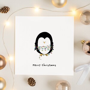 Biglietto con pinguino con luci di Natale, cartoline di Natale con animali divertenti per lui e lei, biglietto di auguri di Natale con pinguino, cartoline di Natale divertenti disegnate a mano nel Regno Unito