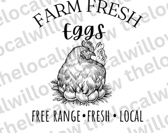 以下が含まれることがあります： 鶏が卵の巣に座っている白黒のイラスト。鶏の周りに「FARM FRESH eggs FREE RANGE FRESH LOCAL」という文字が書かれています。