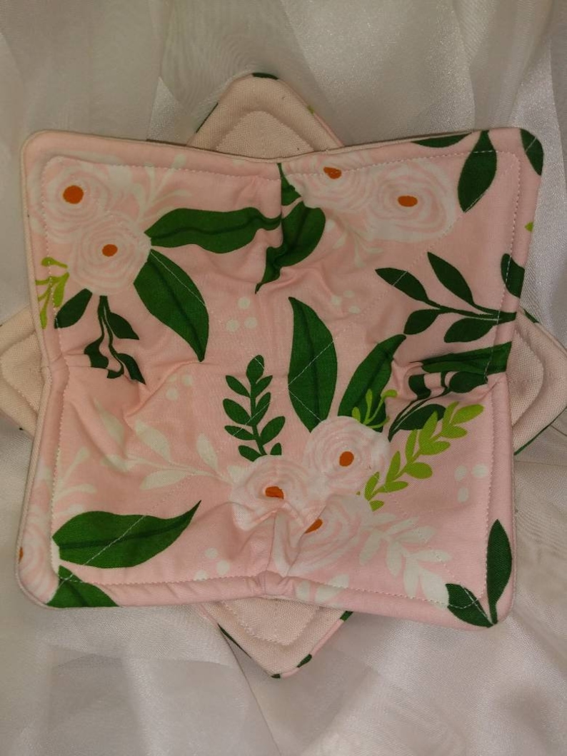 set of 2 Bowl cozy Pale pink with white flowers and green leaves