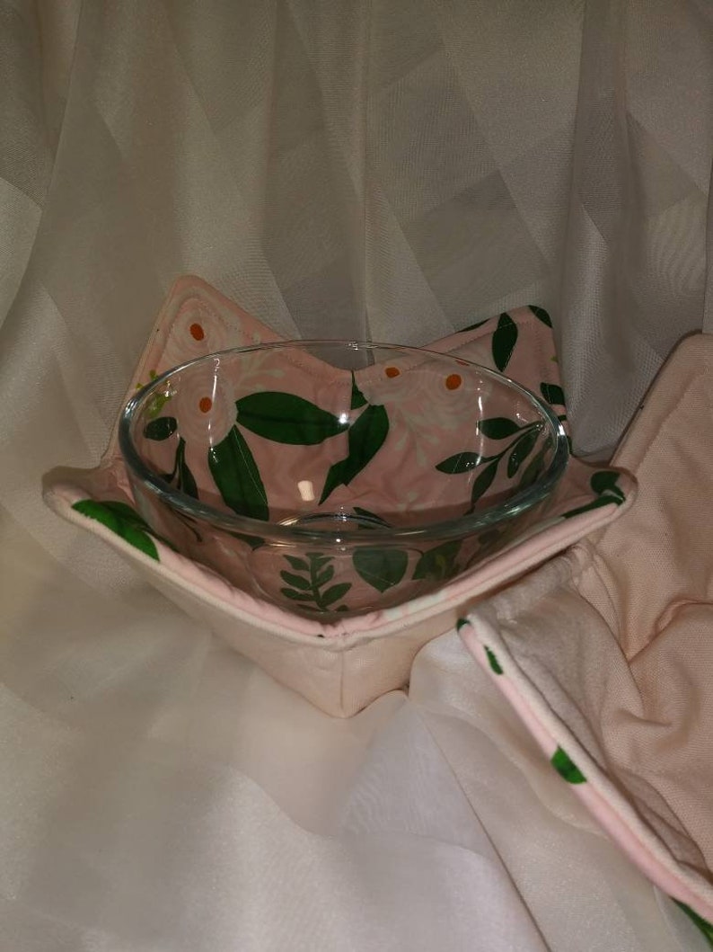 set of 2 Bowl cozy Pale pink with white flowers and green leaves