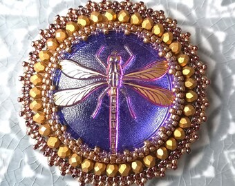 Broche en cabochon libellule en verre tchèque tressée de perles japonaises et de perles de verre tchèques