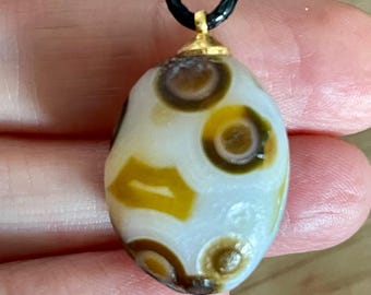 Anhänger aus rohem Gobi-Achat (Mongolische Gobi-Auge)