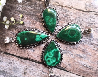 Anhänger aus natürlichem Malachit in einer silbernen Fassung